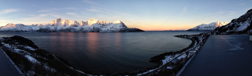 Panorama over nordnorsk fjord og kyst